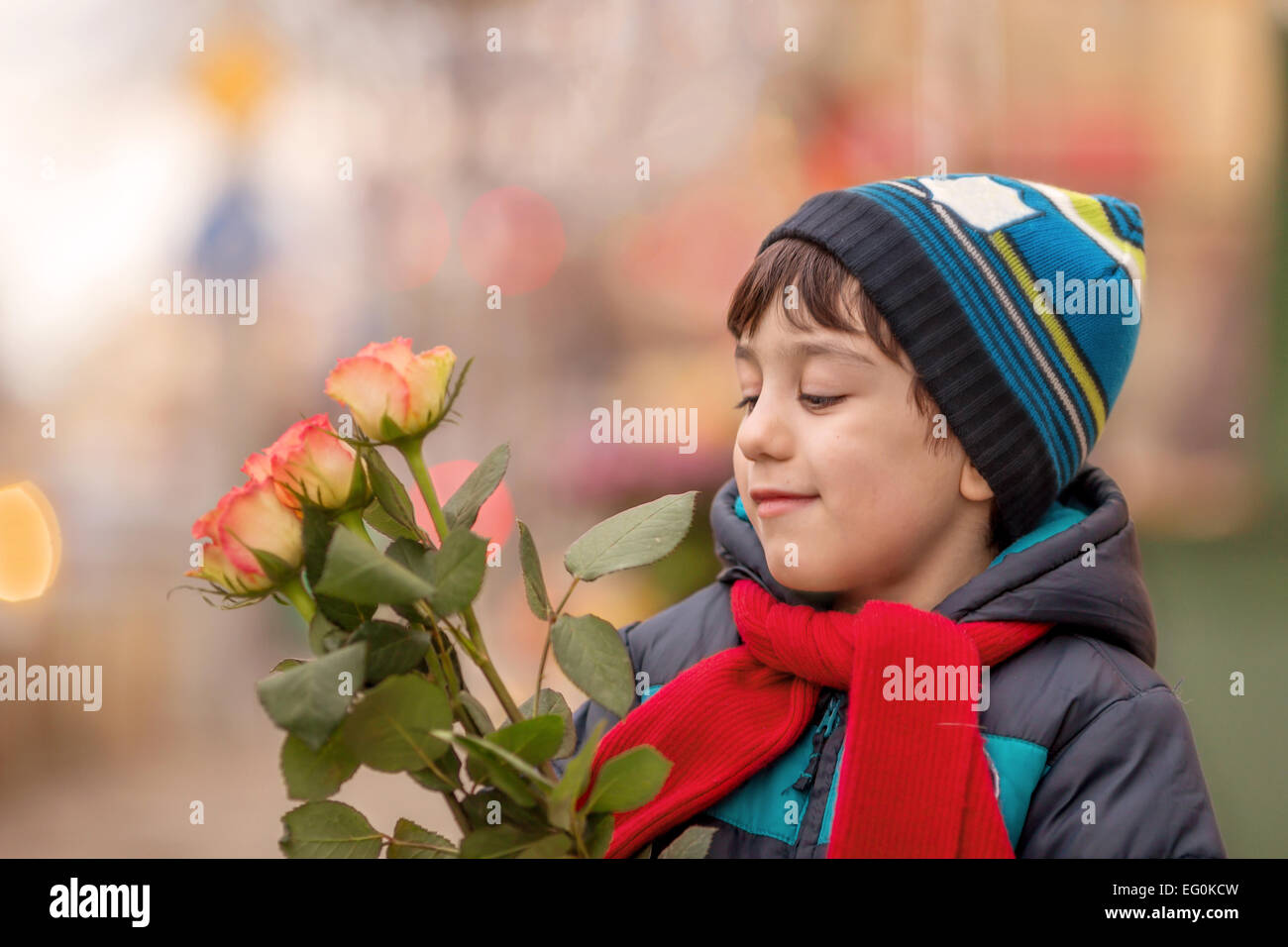 Kleiner Junge (4-5) halten Rosen Stockfoto