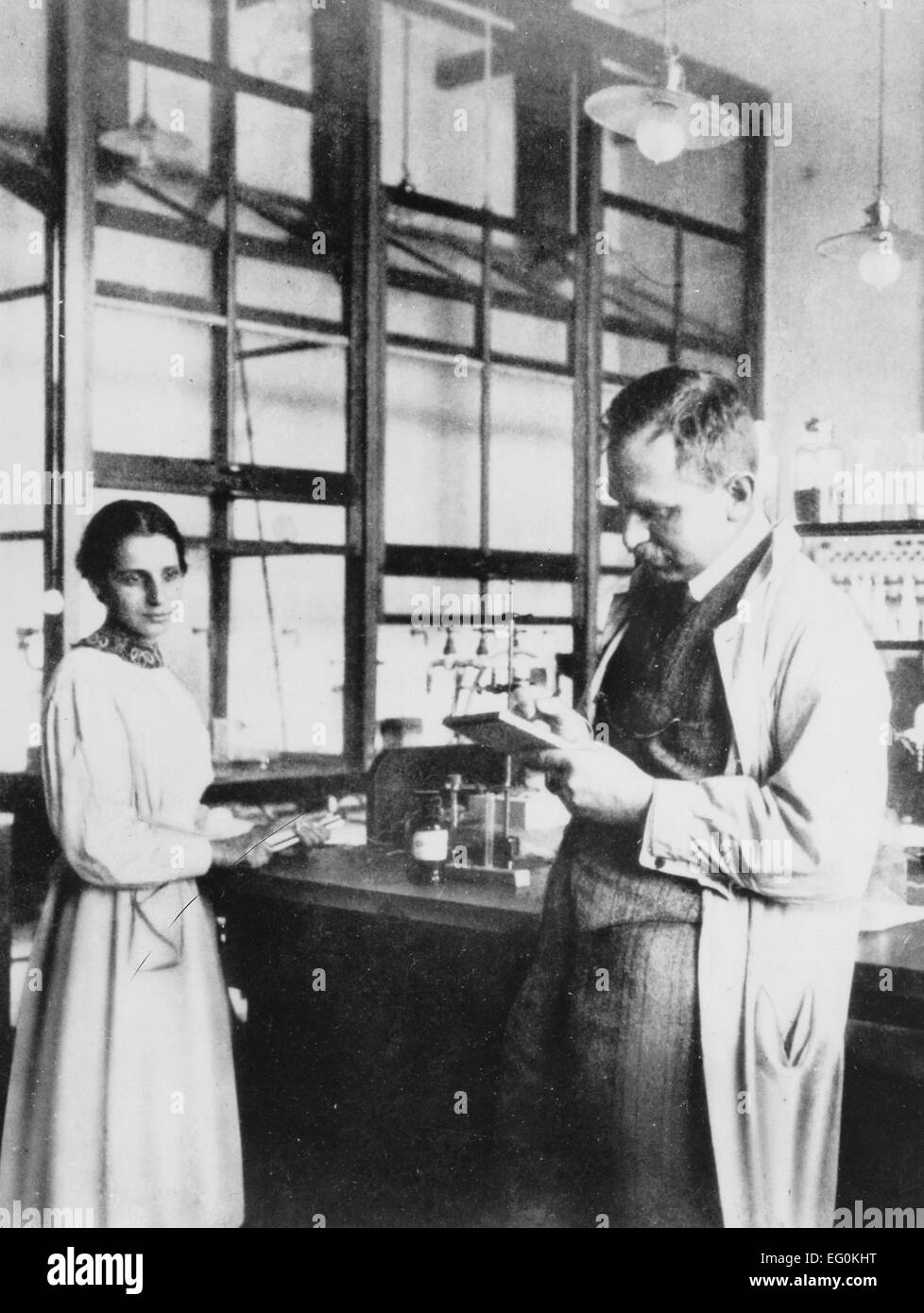 Deutsche Chemiker OTTO HAHN (1879-1968) mit Lise Meitner an der Kaiser-Wilhelm-Institut für Chemie in Berlin-Dahlem im Jahr 1913 Stockfoto
