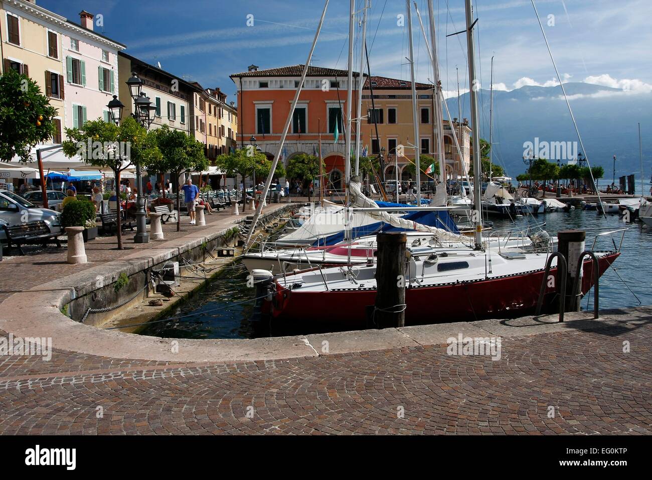 Ein Bootshafen in Gargnano. Gargnano liegt am Westufer des Gardasees und hat etwa 3000 Einwohner. In und um Gargnano gibt es viele Attraktionen. Lombardei, Italien-Foto: Klaus Nowottnick Datum: 29. August 2014 Stockfoto