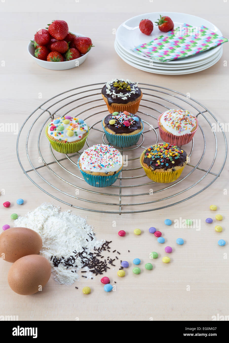 Muffins auf Holz- und Kühlung Raster Stockfoto