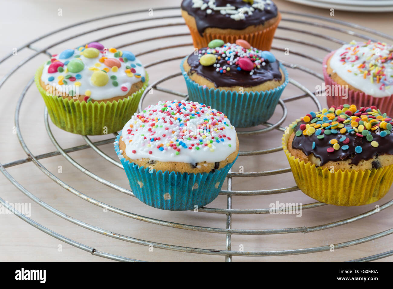 Muffins auf Holz- und Kühlung Raster Stockfoto