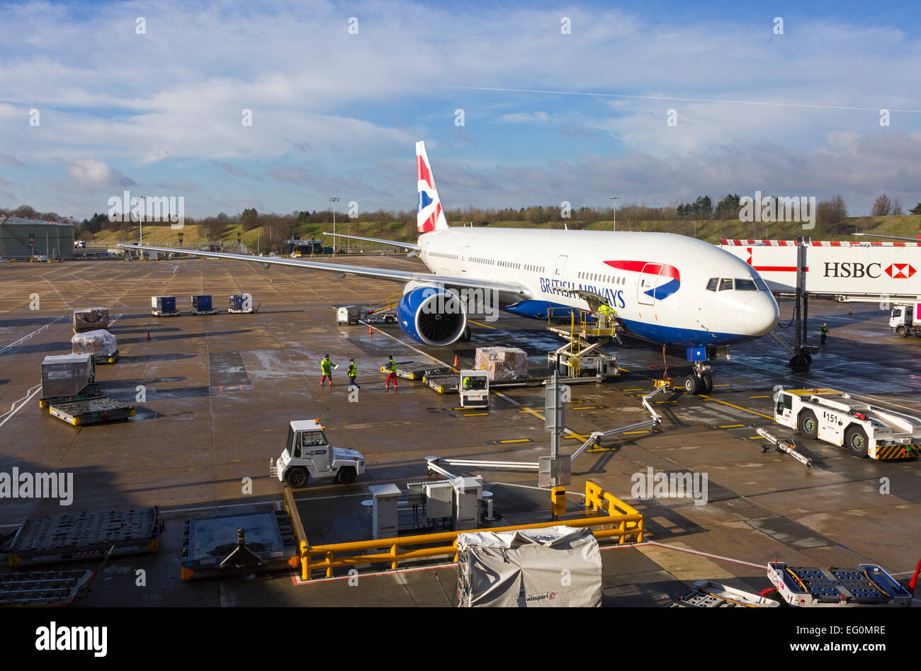 British Airways Flugzeug geladen und entladen bei Gatwick Flughafen, London, England, UK Stockfoto