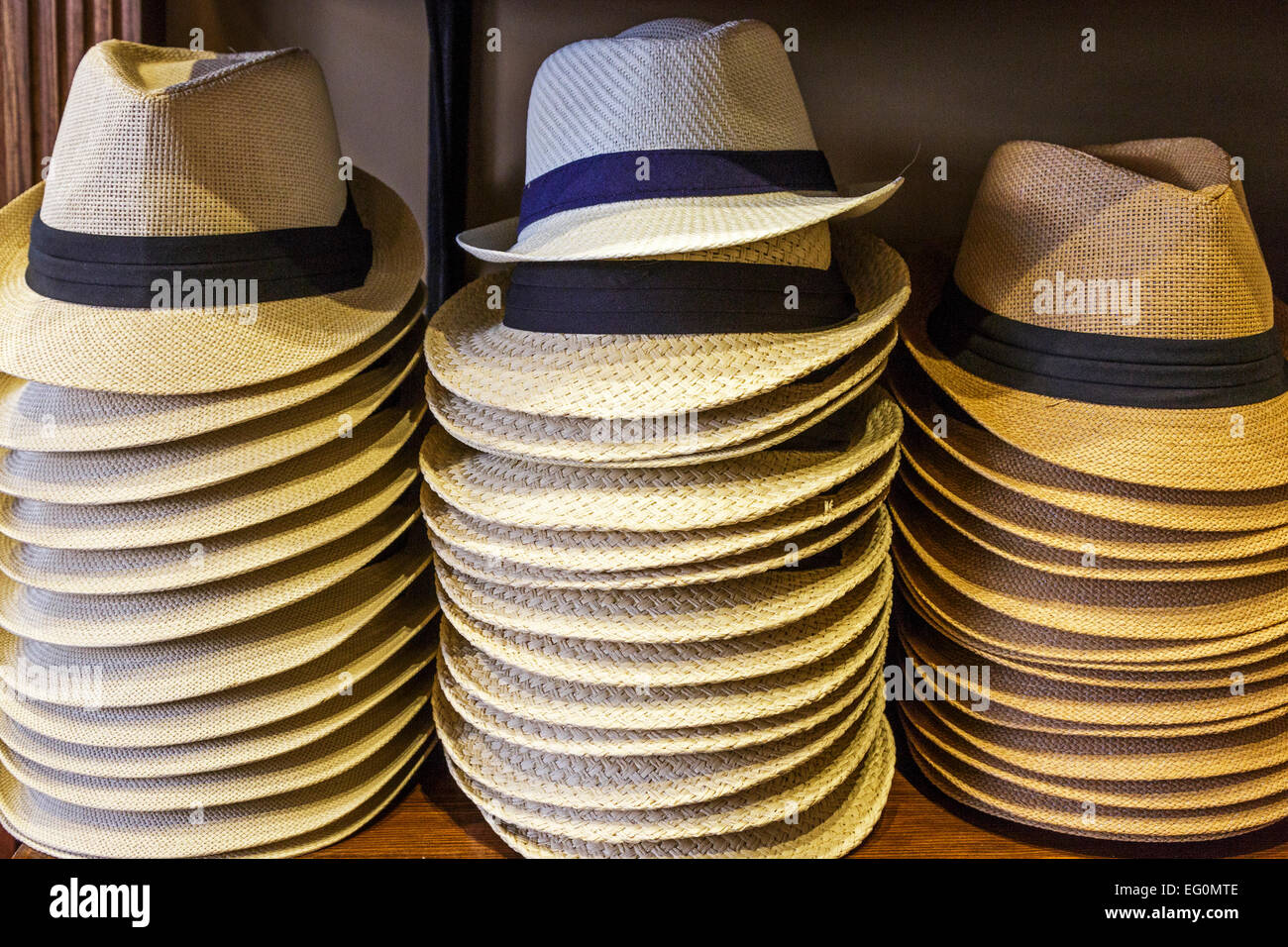 Auswahl von Stroh gent Sommer Hüte für den Verkauf in einem kleinen Geschäft in Florida, USA Stockfoto