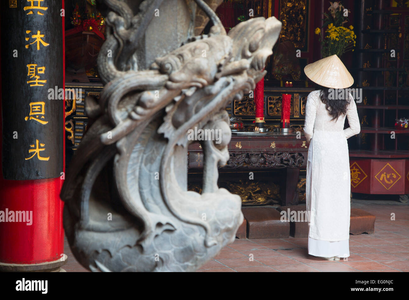 Frau trägt Ao Dai Kleid an Ha Chuong Hoi Quan Pagode, Cholon, Ho-Chi-Minh-Stadt, Vietnam Stockfoto