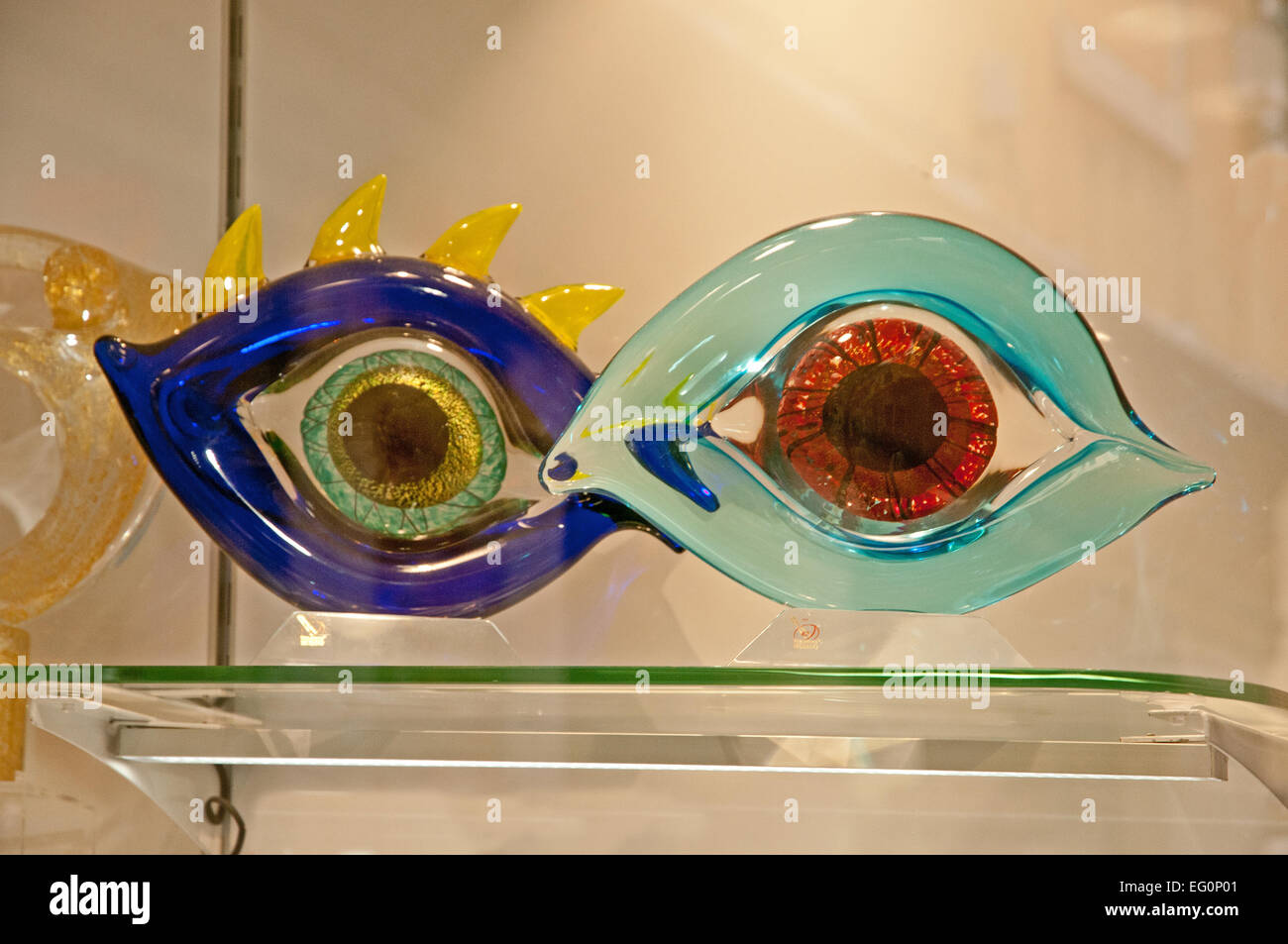 Beispiel von Murano Glas Kunstwerk Darstellung Augen auf Verkauf im Shop auf Calle Lungha Venedig Italien MURANO Glas Arbeit Kunst Venedig ITAL Stockfoto