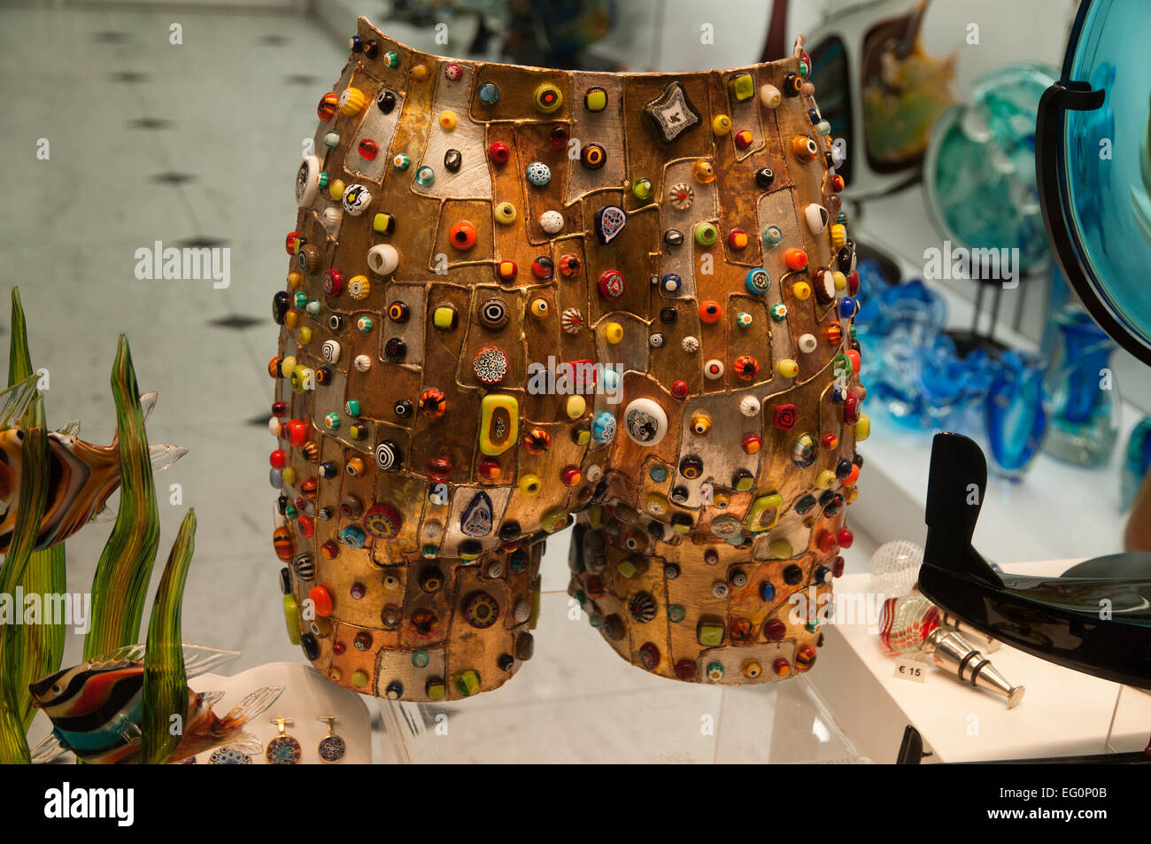 Murano Glas Kunstwerk zum Verkauf im Shop auf Calle Lungha Venedig Italien zeigt Hose mit mehreren Ornamente in Glas Stockfoto
