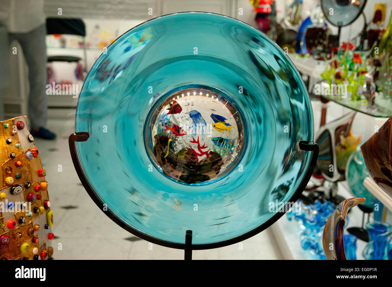 Murano Glas Kunstwerk zum Verkauf im Shop auf Calle Lungha Venedig Italien zeigt Aquarium mit Fischen Stockfoto
