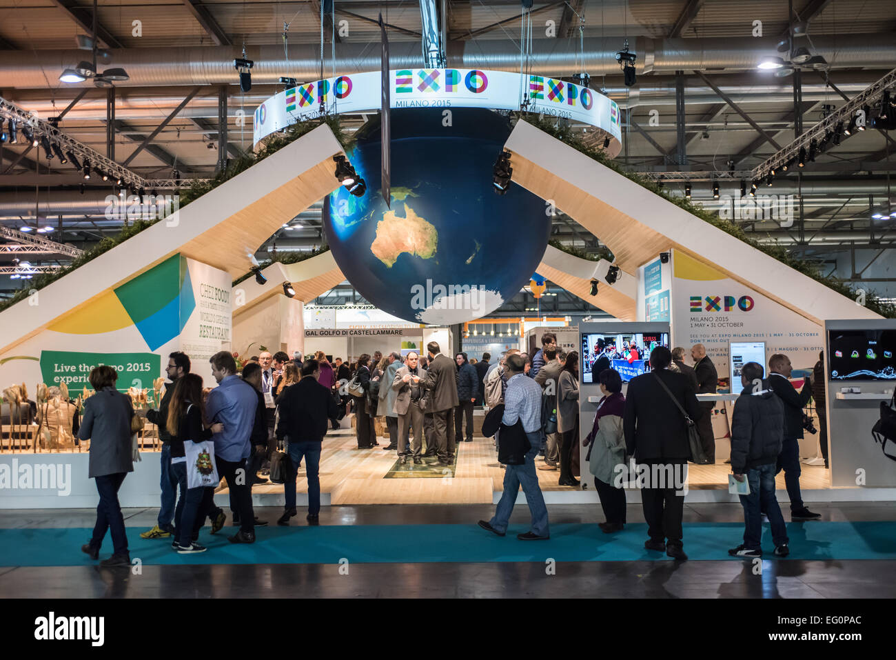 Mailand, Italien: Besucher Fuß vor der Expo 2015 Stand während BIT in Rho-Fiera in Mailand am 12. Februar 2015 Stockfoto
