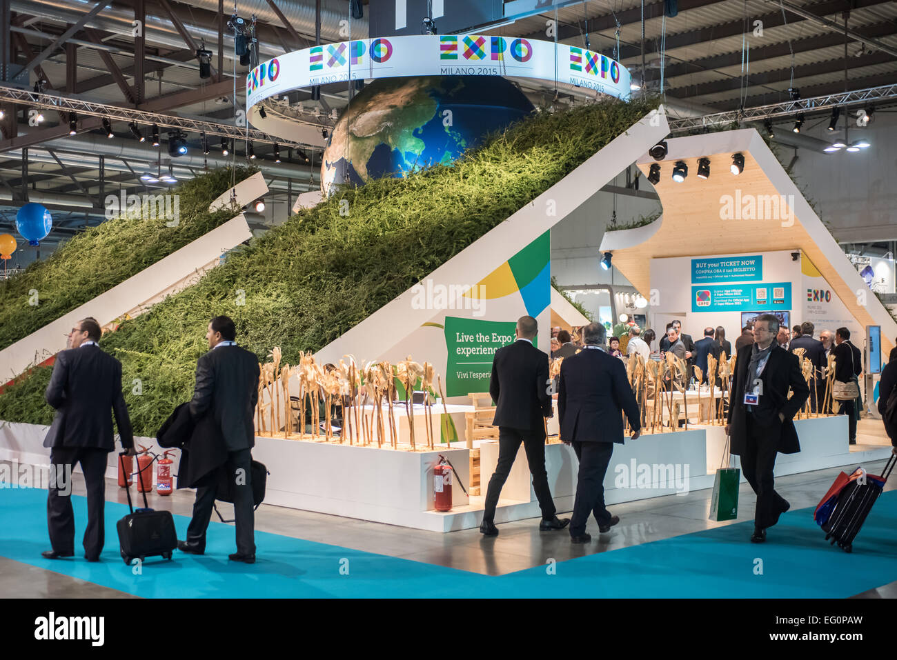 Mailand, Italien: Besucher Fuß vor der Expo 2015 Stand während BIT in Rho-Fiera in Mailand am 12. Februar 2015 Stockfoto