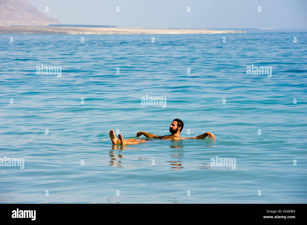 TOTEN MEER; ISRAEL - 16. Oktober 2014: ein Mann in das salzige Wasser des Toten Meeres in Israel schweben Stockfoto