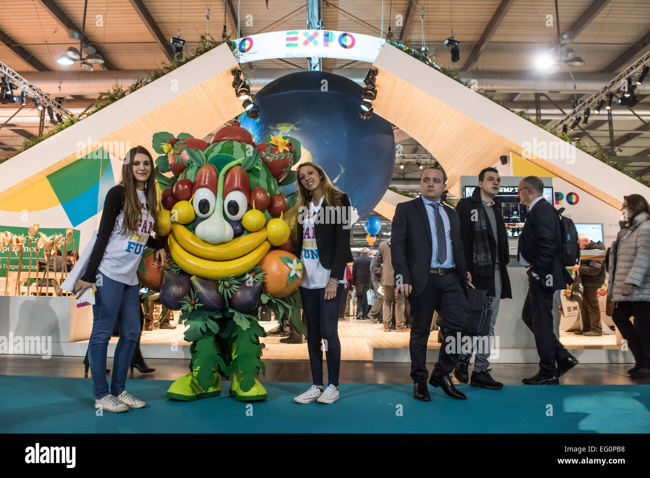 Mailand, Italien: Besucher posieren mit der Expo 2015 Mascotte Foody, am Stand Expo2015 BIT in Rho-Fiera in Mailand auf Phaebrua Stockfoto