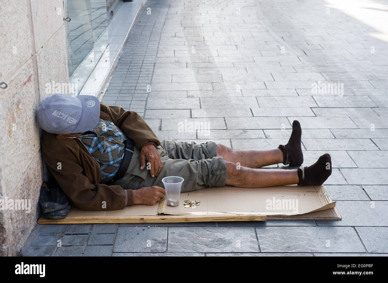 JERUSALEM, ISRAEL - 8. Oktober 2014: ein Obdachloser Bettler liegend auf einer Straße in Jerusalem Stockfoto