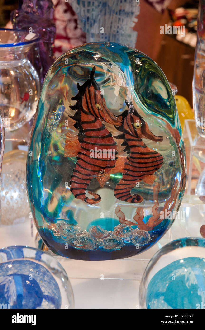 Murano Glas Kunstwerk zum Verkauf im Shop auf Calle Lungha Venedig Italien Darstellung Seepferdchen im aquarium Stockfoto