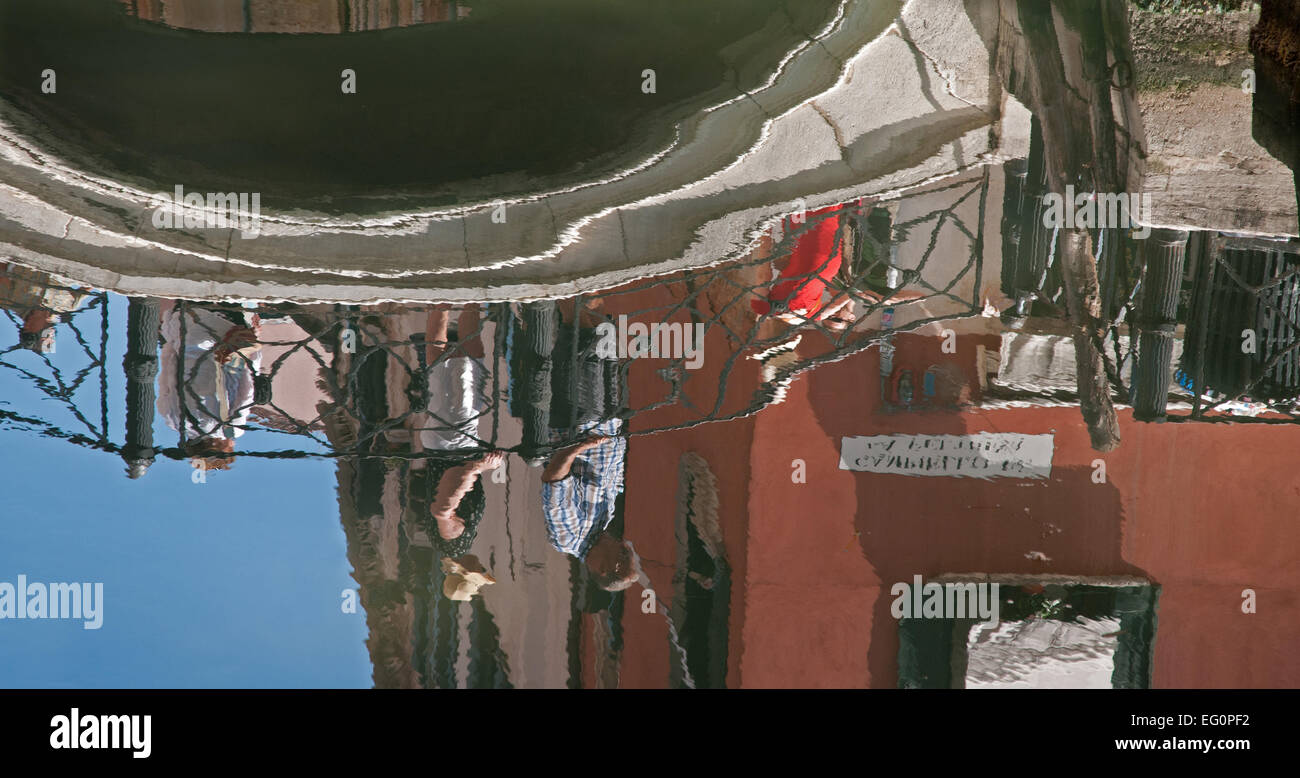 Reflexionen von Menschen überqueren Brücke Ponte Zaguri nahe Campiello De La Feltrinella in Venedig Italien Stockfoto