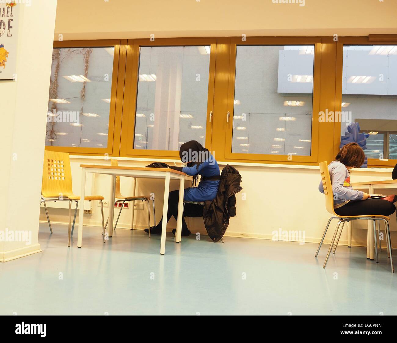 Ein muslimisches Mädchen sitzen in einer Bibliothek in Berlin, 8. Oktober 2014. Foto: Wolfram Steinberg/dpa Stockfoto