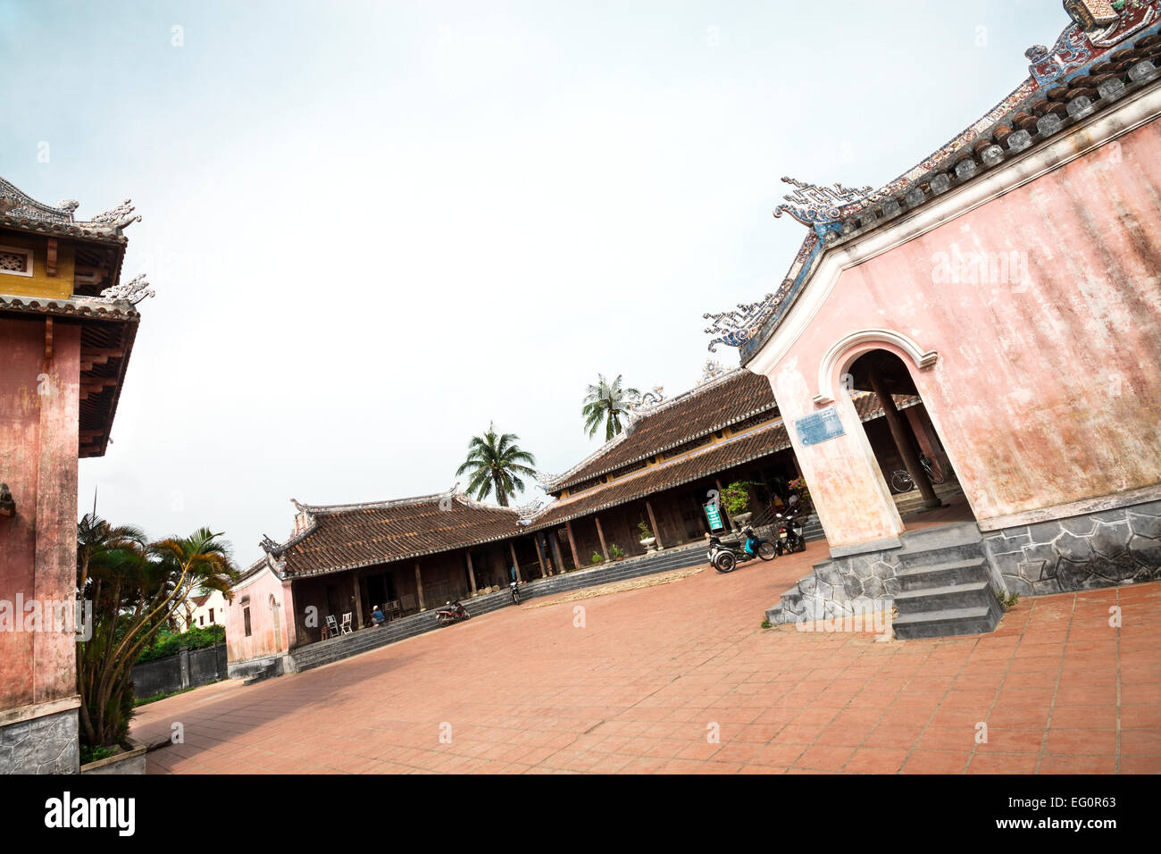Große Hof hinter chinesischen Tempel in der alten Stadt Hoi An, UNESCO-Weltkulturerbe, Vietnam, Asien. Stockfoto