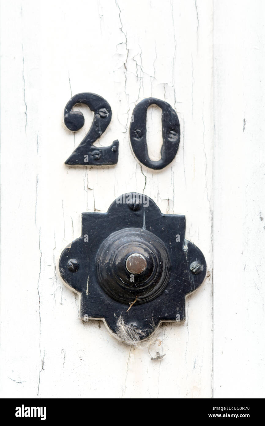 Reich verzierte Klingel außerhalb Hausnummer 20 Stockfoto