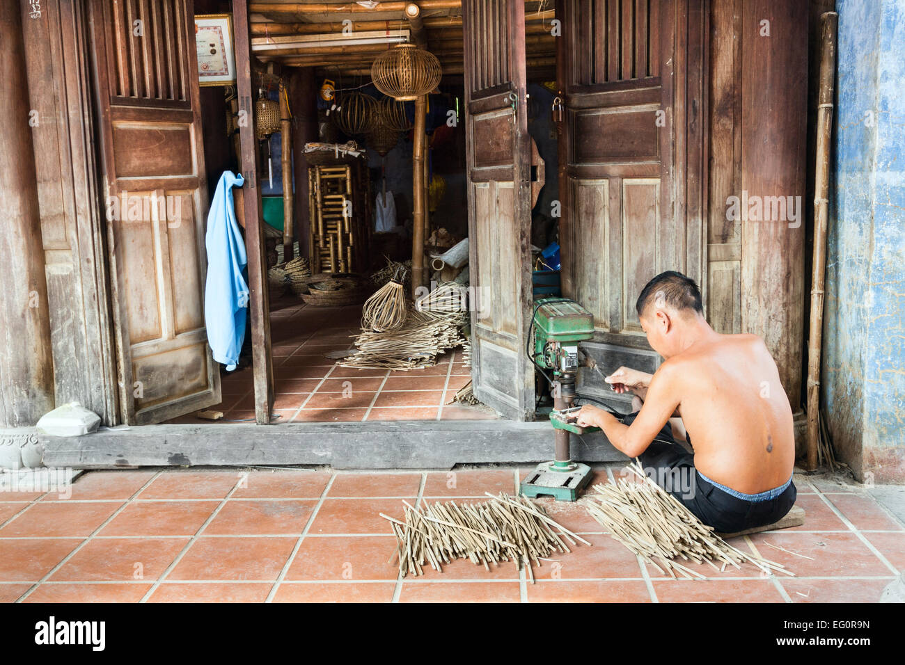 Bambus-Laterne-Herstellung in der handwerklichen Werkstatt, Hoi an, Vietnam, Asien. Stockfoto