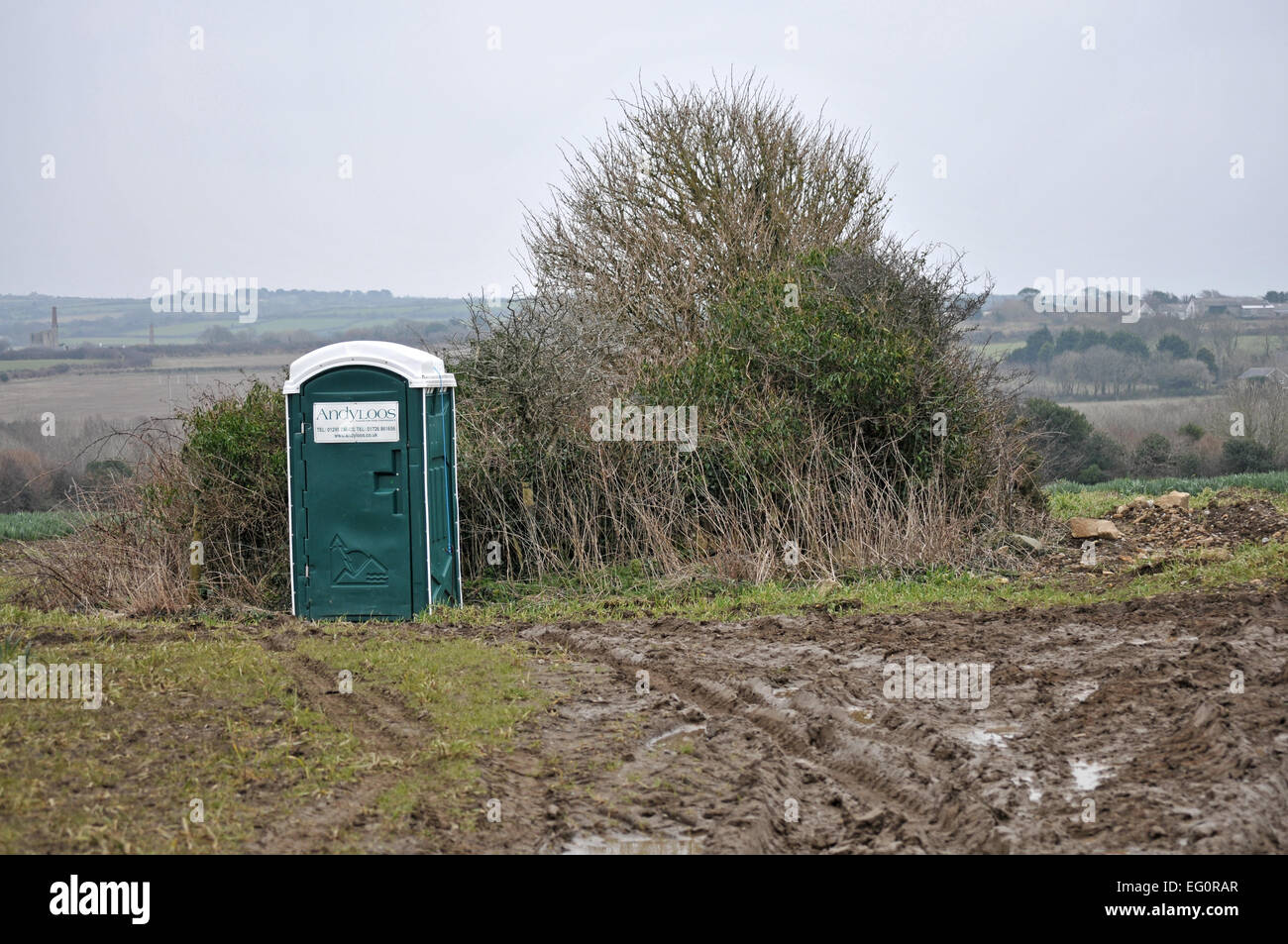 Eine tragbare Toilette in einem Feld Stockfoto