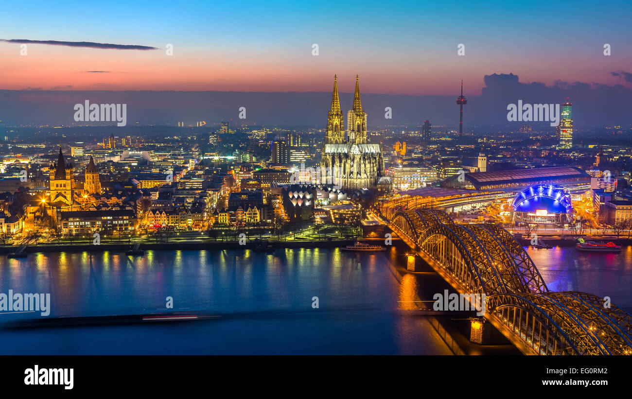 Köln in der Abenddämmerung Stockfoto