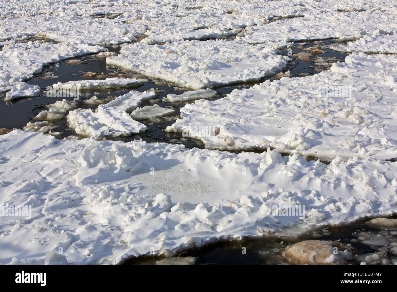 Risse im Eis auf einem See schwimmen Stockfoto