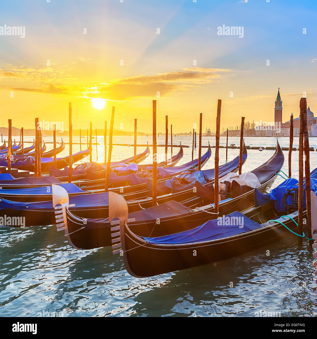 Venezianische Gondeln bei Sonnenaufgang Stockfoto