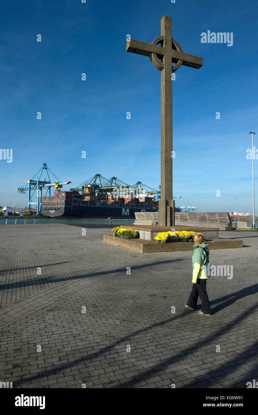 Frau zu Fuß vor dem Fischer-Denkmal, Hafen von Zeebrugge, Belgien Stockfoto