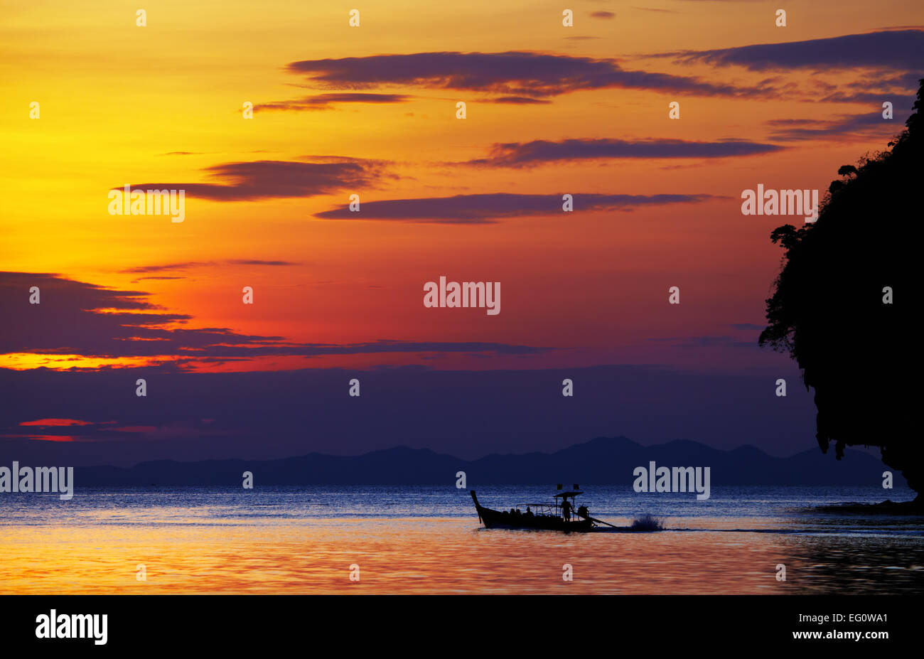 Tropischer Strand bei Sonnenuntergang, Andamanensee, Thailand Stockfoto