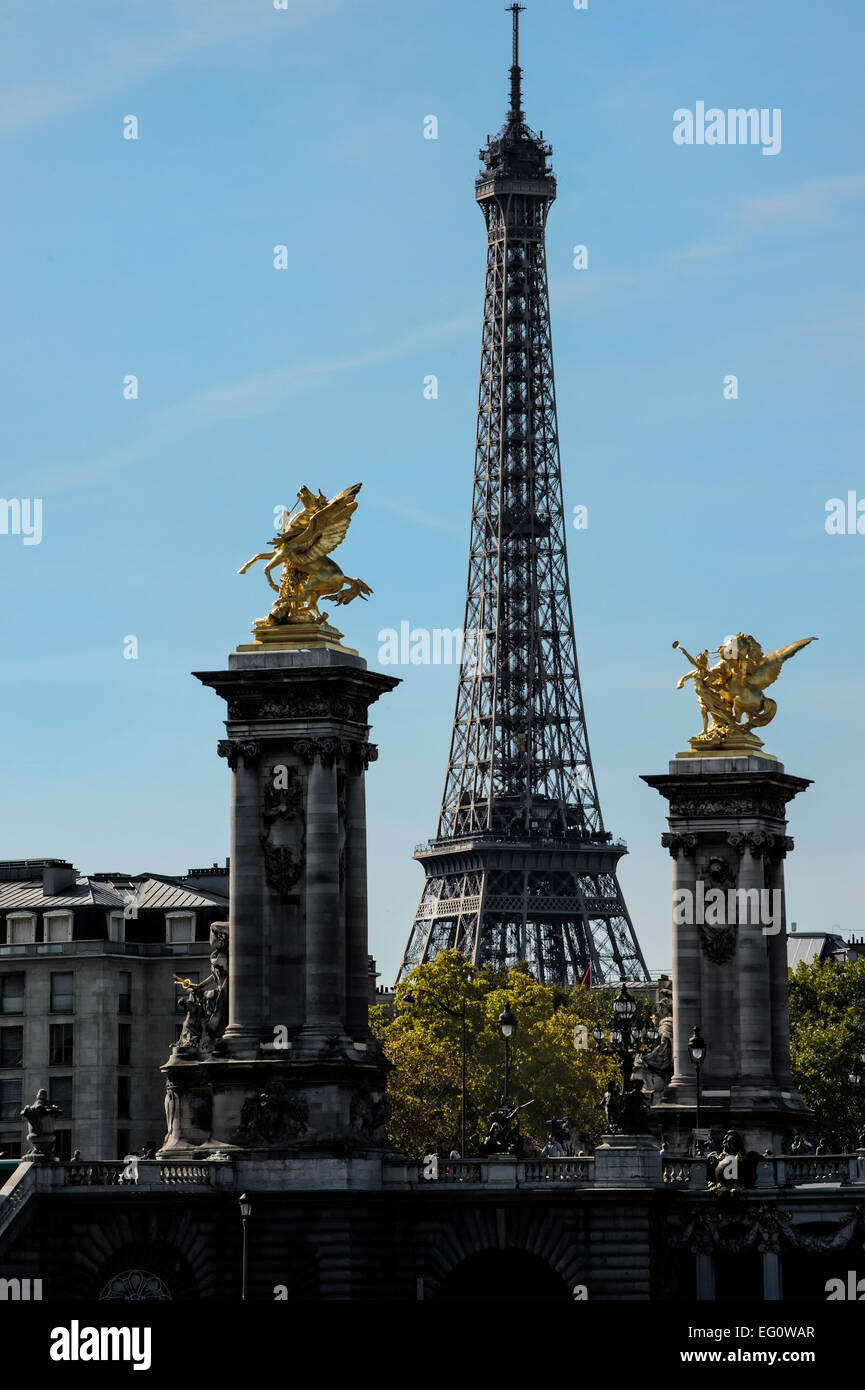 Eiffelturm und Alexandre III Brücke, Paris, Frankreich Stockfoto