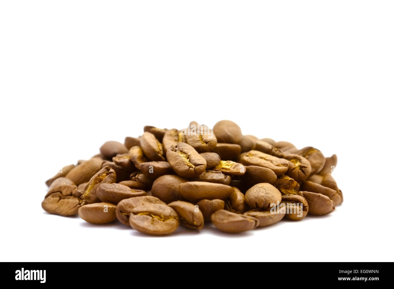 Seitenansicht der Kaffeebohnen auf weißem Hintergrund. Diese Bohnen sind dunkel geröstet. Stockfoto