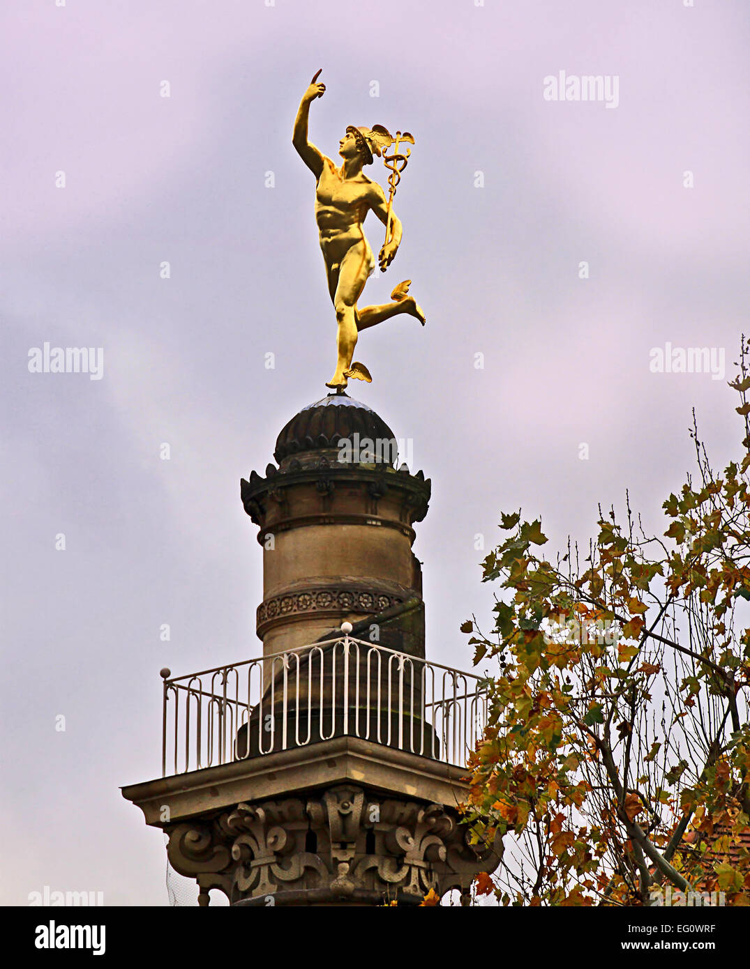 Stuttgart, Deutschland - goldene Hermes-Statue auf einer Säule in der Nähe  von Schlossplatz Stockfotografie - Alamy