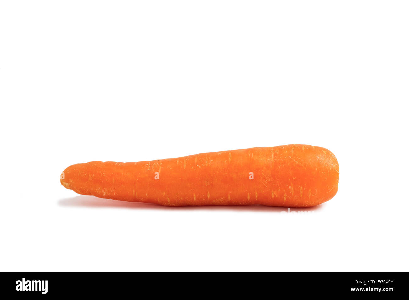 Seitenansicht einer rohen Bio Karotte auf weißem Hintergrund. Stockfoto