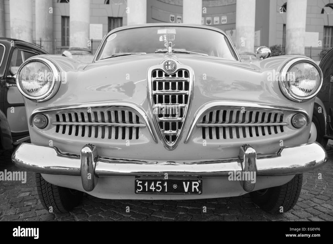 VERONA, Italien - 6. Januar: Classic Oldtimer. Benaco klassische Autoclub organisiert eine treffen namens "Hexe des Polizisten" o Stockfoto