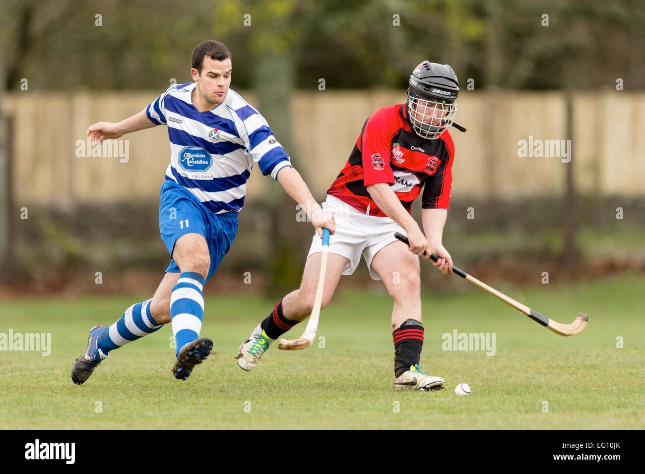 Aktion von Glenurquhart V Newtonmore in der Orion Gruppe Premier League, spielte bei Blairbeg, Drumnadrochit im Jahr 2014. Stockfoto
