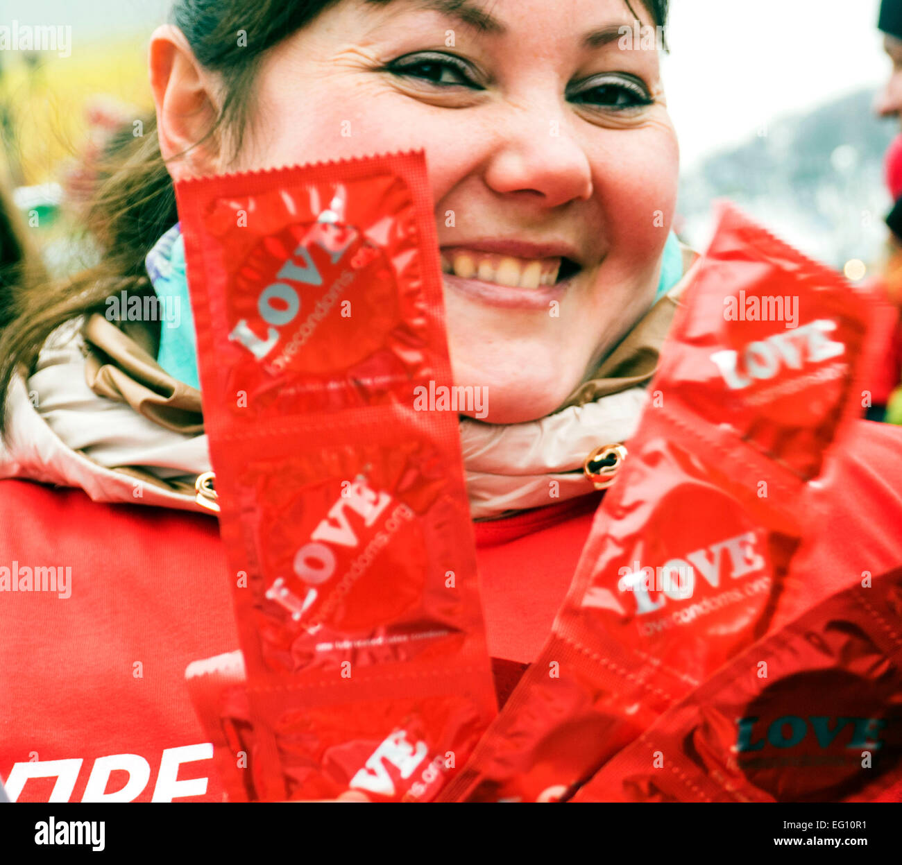 Kiew, Ukraine. 13. Februar 2015. Ehrenamtliche halten ein Kondome--13. Februar 2015 in Kiew, Ukraine, feierte den Tag des Kondoms. Die symbolische Aktion war nicht nur von Freiwilligen, sondern auch Studenten der Universitäten von Kiew eine Zwangspause einlegen. In die Mitte der Passanten verteilt 20.000 Kondome. Diese Zahl ist eine symbolische, etwa die gleiche Anzahl der Ukrainer jährlich als HIV-positiv registriert werden. Bildnachweis: Igor Golovnov/Alamy Live-Nachrichten Stockfoto