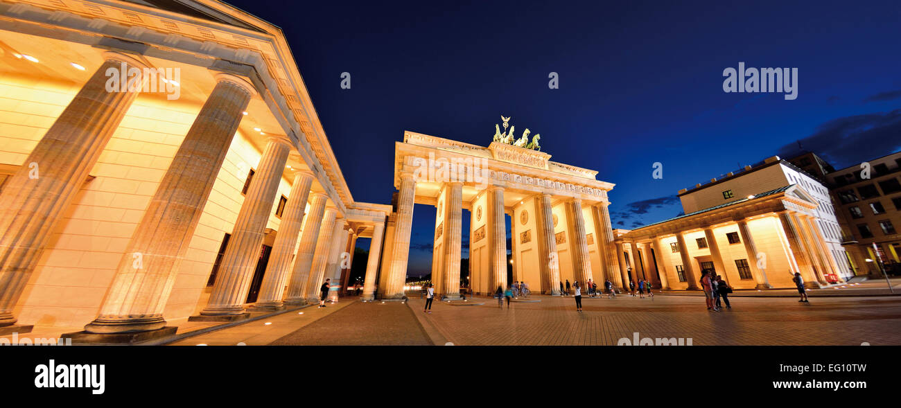 Deutschland, Berlin: Panoramablick auf die nächtliche beleuchtet Brandenburger Tor Stockfoto