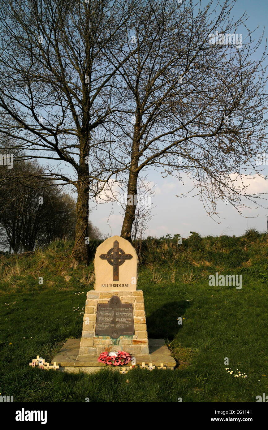 AJAXNETPHOTO. CONTALMAISON (NAH), SOMME, FRANKREICH. -KRIEGERDENKMAL - BELL REDOUBT, IN ERINNERUNG AN 2ND LT., DONALD S. BELL, DIE EINE FEINDLICHE MASCHINENGEWEHR ELIMINIERT POSITIONIEREN AUF 5. JULI 1916 IN DER NÄHE VON HIER UND DIE IN EINER ÄHNLICHEN AKTION AM 10. JULI 1916 IN DER NÄHE GETÖTET WURDE. BELL WAR 1. PROFI-FUßBALLER IN DER BRITISCHEN ARMEE ZU GEWINNEN UND DIE EINZIGE ZUGESPROCHEN VICTORIA KREUZ. FOTO: JONATHAN EASTLAND/AJAX REF: DP1 80904 115 Stockfoto