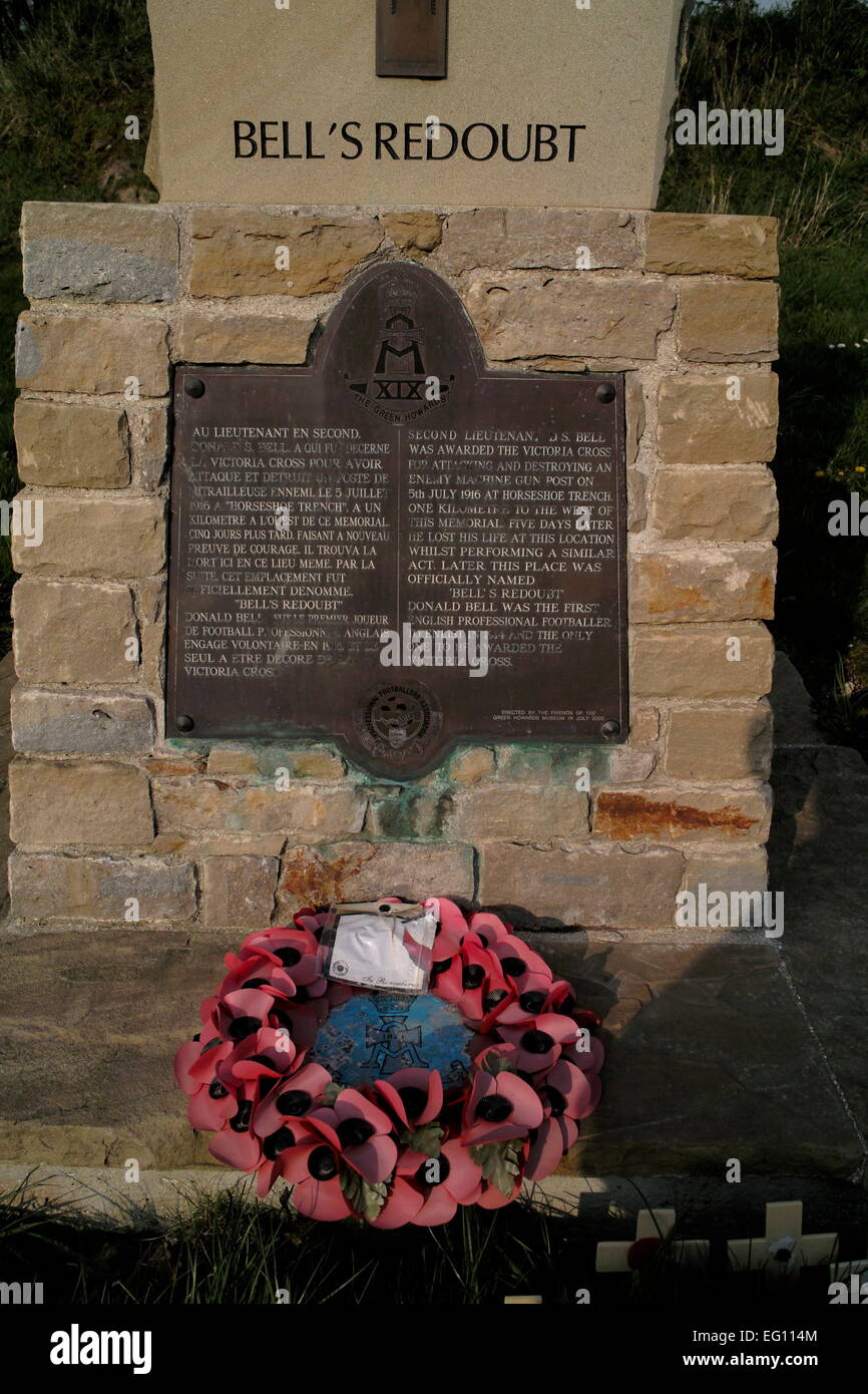 AJAXNETPHOTO. CONTALMAISON (NAH), SOMME, FRANKREICH. -KRIEGERDENKMAL - BELL REDOUBT, IN ERINNERUNG AN 2ND LT., DONALD S. BELL, DIE EINE FEINDLICHE MASCHINENGEWEHR ELIMINIERT POSITIONIEREN AUF 5. JULI 1916 IN DER NÄHE VON HIER UND DIE IN EINER ÄHNLICHEN AKTION AM 10. JULI 1916 IN DER NÄHE GETÖTET WURDE. BELL WAR 1. PROFI-FUßBALLER IN DER BRITISCHEN ARMEE ZU GEWINNEN UND DIE EINZIGE ZUGESPROCHEN VICTORIA KREUZ. FOTO: JONATHAN EASTLAND/AJAX REF: DP1 80904 116 Stockfoto