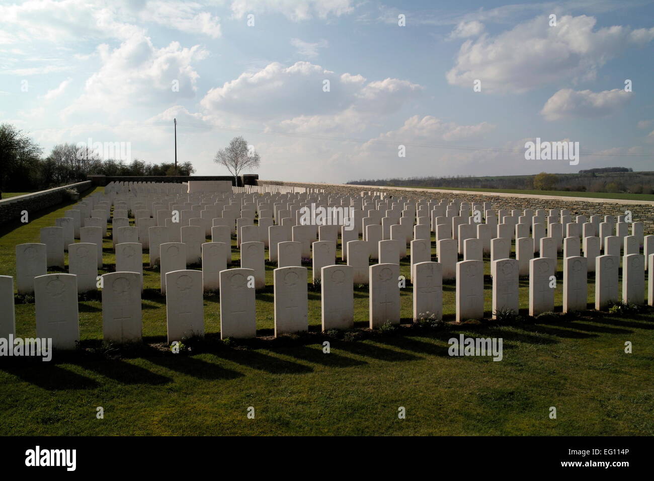 AJAXNETPHOTO. CERISY-GAILLY, SOMME, FRANKREICH. -KRIEG GRÄBER - CERISY GAILLY MILITÄRFRIEDHOF, ENTHÄLT DIE GRÄBER VON 597 BRITEN, 65 KANADISCHEN, 81 AUSTRALISCHEN UND 2 SÜDAFRIKANISCHE SOLDATEN. FOTO: JONATHAN EASTLAND/AJAX REF: DP1 80904 57 Stockfoto