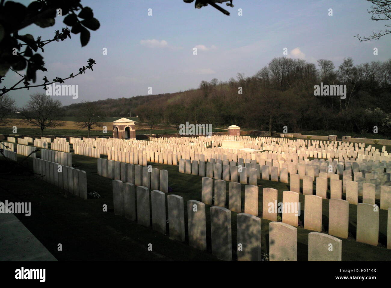 AJAXNETPHOTO. FLATIRON WÄLDCHEN, SOMME, FRANKREICH. -KRIEG GRÄBER - FLATIRON COPSE MILITÄRFRIEDHOF, ENTHÄLT DIE GRÄBER VON 1520 BRITEN, 30 NEW ZEALAND 17 AUSTRALISCHEN UND 1 SÜDAFRIKANISCHE SOLDATEN. FOTO: JONATHAN EASTLAND/AJAX REF: DP1 80904 107 Stockfoto