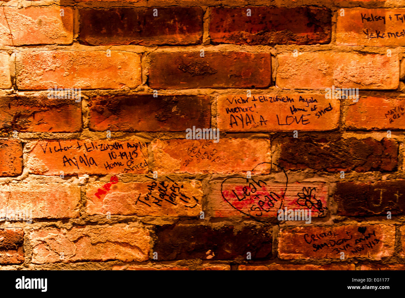 Graffiti auf einer alten Mauer. Stockfoto