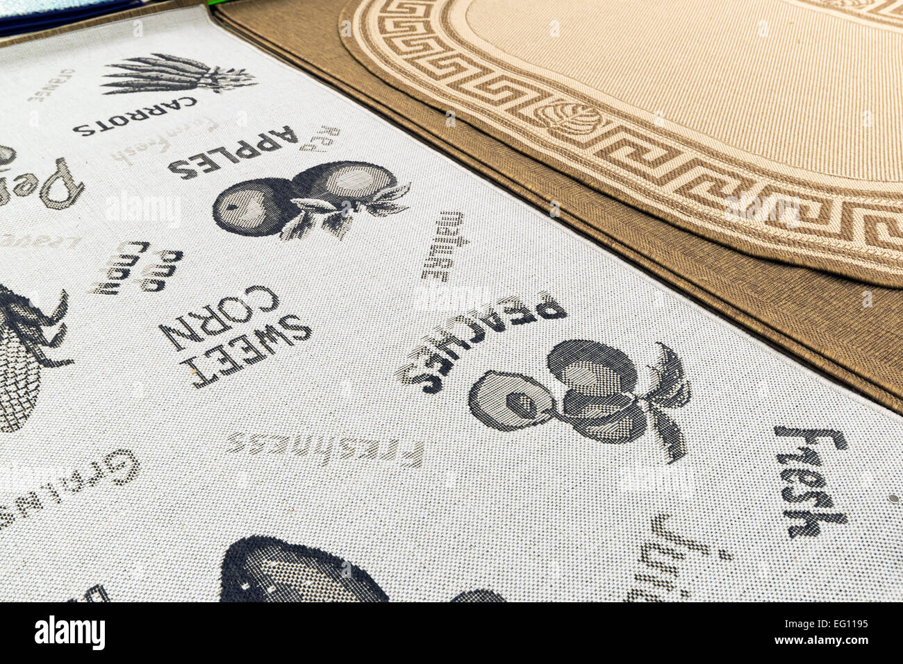 Fragmente von zwei Beige Teppich mit Früchten Stockfoto