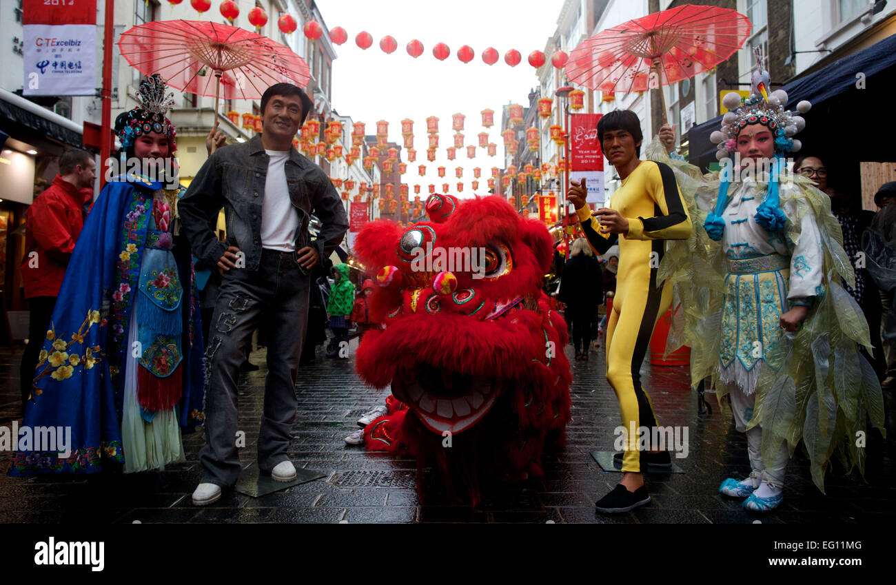 Vereinigtes Königreich, London: Jackie Chan und Bruce Lee Wachsfiguren werden zusammen mit einem Drachen im Herzen von China Town, das chinesische Neujahr feiert am Freitag in London am 29. Januar 2014 angezeigt. Stockfoto