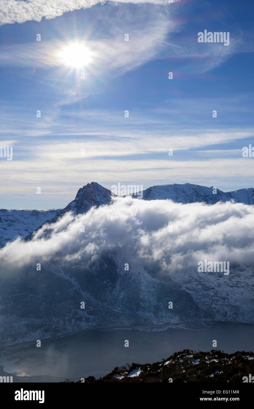 Winter Sonne über temperaturinversion Erstellen low Cloud unter Mount Tryfan in Ogwen Tal in den Bergen von Snowdonia Nationalpark Wales UK Stockfoto