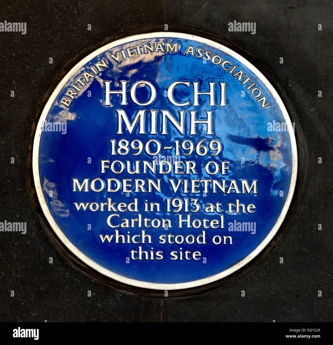 London, England, Vereinigtes Königreich. Blaue Plakette: Ho Chi Minh arbeitete im Carlton Hotel auf dieser Website. Haymarket Stockfoto