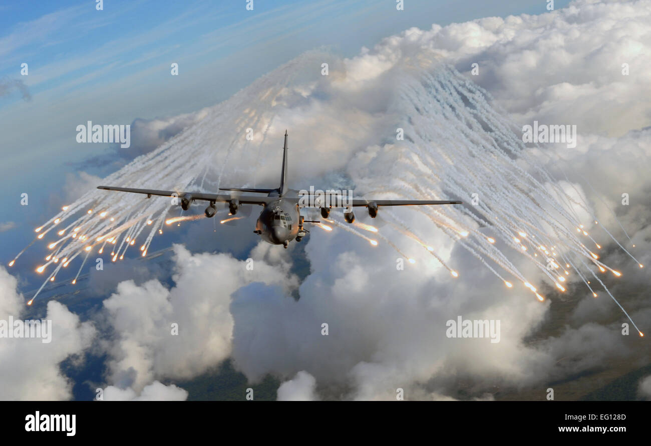 Ein US-Air Force AC-130U "Spooky" Gunship aus der 4. Special Operations Squadron überwundene Fackeln auf einer Fläche in der Nähe von Hurlburt Field, Florida, 20. August 2008. Die Flares sind eine Gegenmaßnahme für Wärme suchende Raketen, die bei realen Einsätzen am Flugzeug gestartet werden kann.  Senior Airman Julianne Showalter Stockfoto