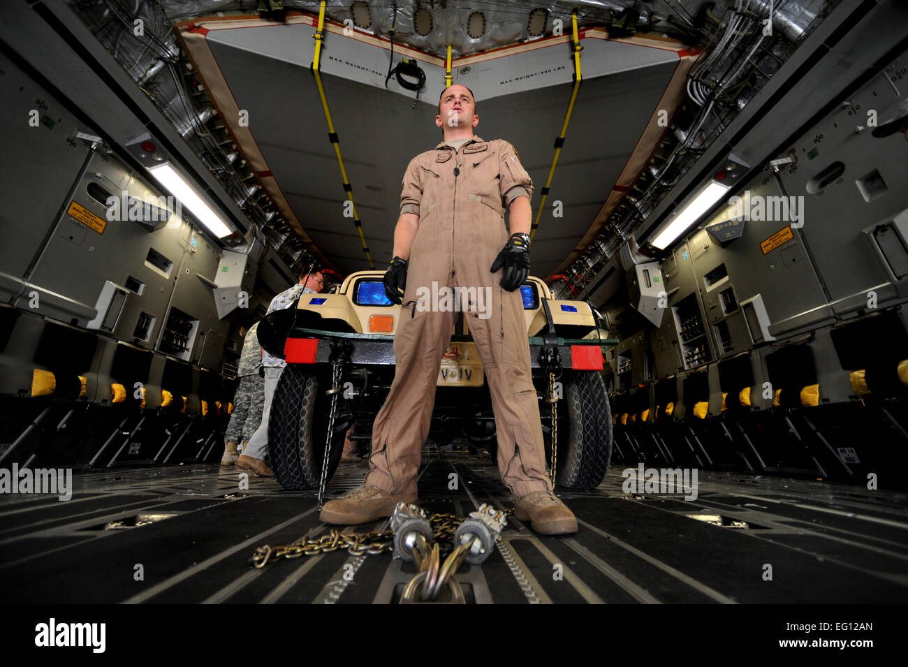 US Air Force Loadmaster Senior Airman Wesley Springs bereitet in einem ägyptischen Jeep an Bord einer c-17 Globemaster in Kairo am 17. Oktober 2009 für die Iron Cobra-Bewegung zu führen.  Senior Airman Quellen erhält der 15. Airlift Squadron, Charleston AFB, S.C.  Eisen Cobra ist eine multinationale Übung in der US Air Force Personal ägyptische Lehren, wie man wiegen und Fahrzeuge auf Flugzeuge der Air Force zu laden. Foto: U.S. Air Force: Staff Sgt Quinton Russ Stockfoto