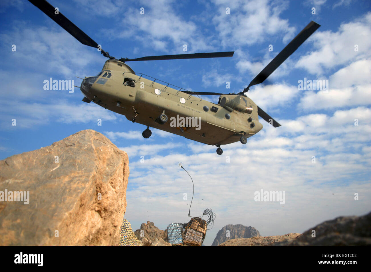 Ein US-Armee CH-47 Chinook vom Task Force Talon, 82. Combat Aviation Brigade zurück Charlie Kompanie, 1. Bataillon, 17. Infanterie-Regiment Außenposten Baba Saheb Ghar in Arghandab Tal des Flusses, Provinz Kandahar, Afghanistan, 12. Dezember 2009.  Master Sergeant Juan Valdes Stockfoto