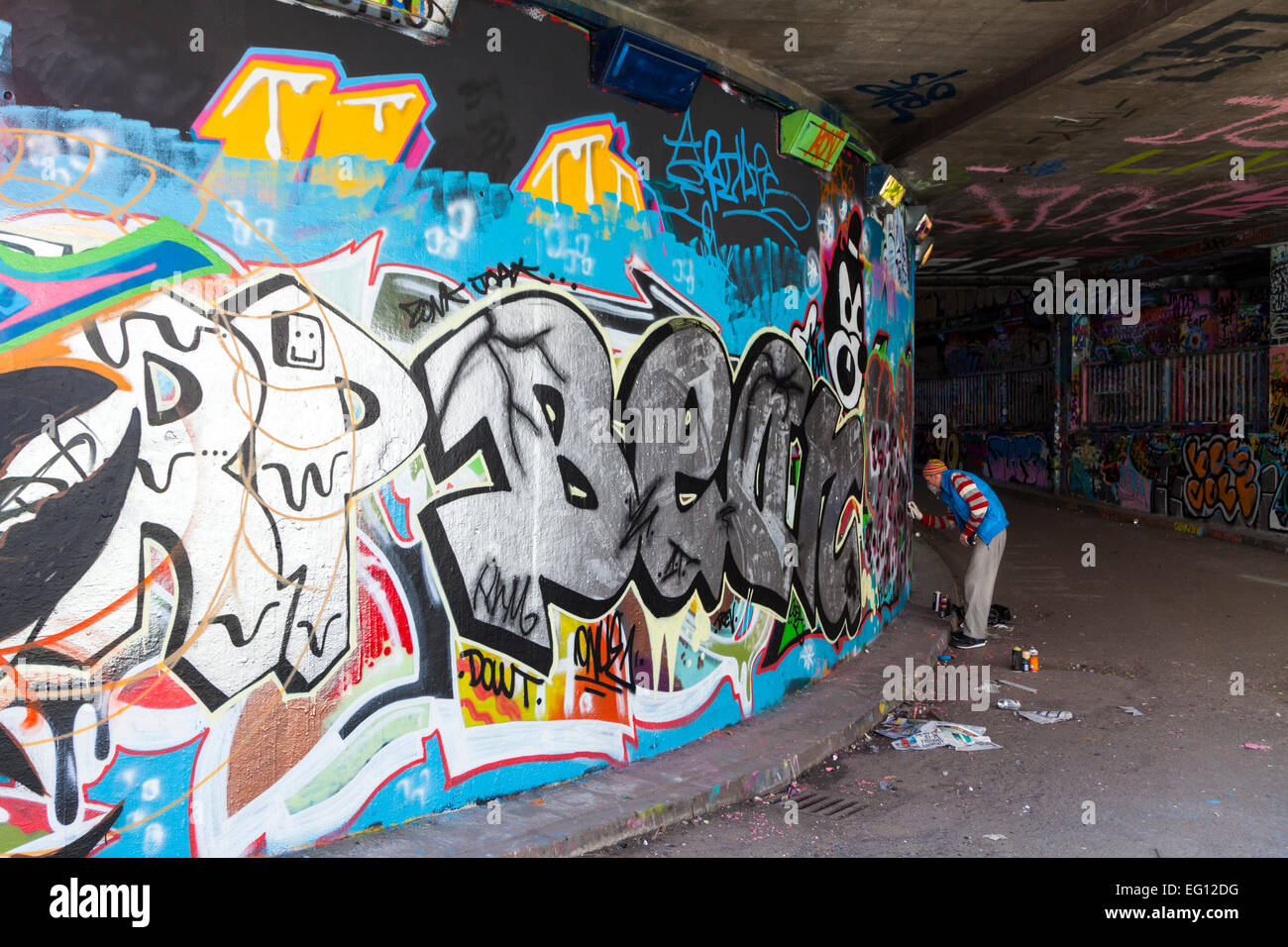 Streetart-Künstler bei der Arbeit an "The Tunnel", eine autorisierte Graffiti-Gebiet bei Leake Street in der Nähe von Waterloo Station in London Stockfoto