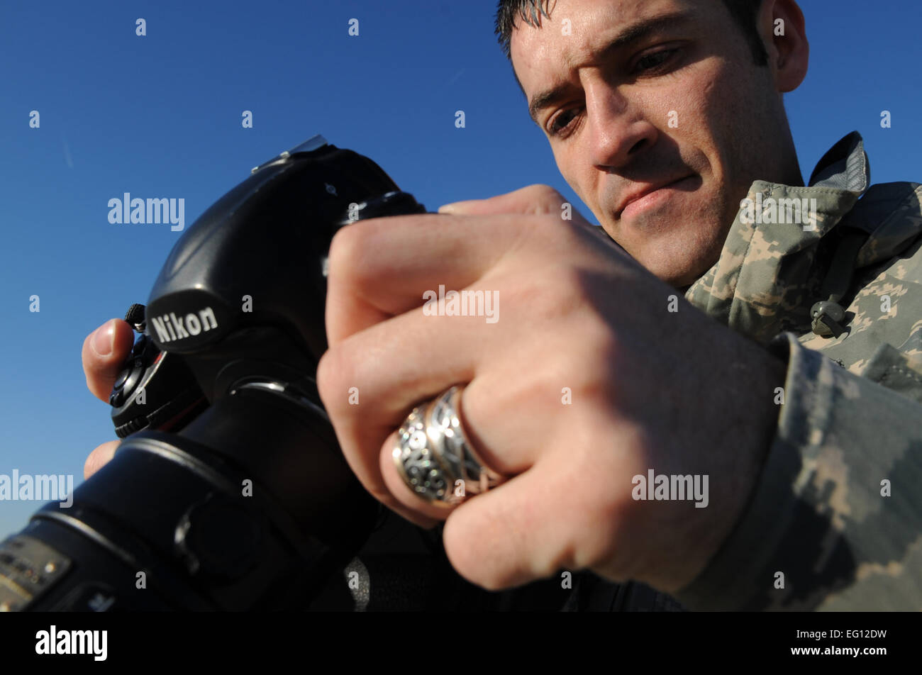 Senior Airman Daniel Owen, 1st Combat Kamera Squadron, prüft seine Bilder der c-17 Flugzeuge Rollen von Charleston Air Force Base, S.C., am 16. Dezember 2009.  C-17 Flugzeuge aus CAFB, S.C., leiten eine strategische Brigade Airdrop Übung über Norden Hilfs Flugplatz in der Nähe von Northern, S.C., 16. Dezember 2009, zeigt die globale Projektion des US-Airpower. In der Luft Soldaten vom 2-319th Airborne Field Artillery, 82. US-Luftlandedivision, Fort Bragg, N.C., waren Luft sank in der Bewegung zusammen mit Cargo-Paletten zu simulieren, die Beschlagnahme von einem entfernten Flugplatz bietet eine gemeinsame Ausbildung opportun Stockfoto